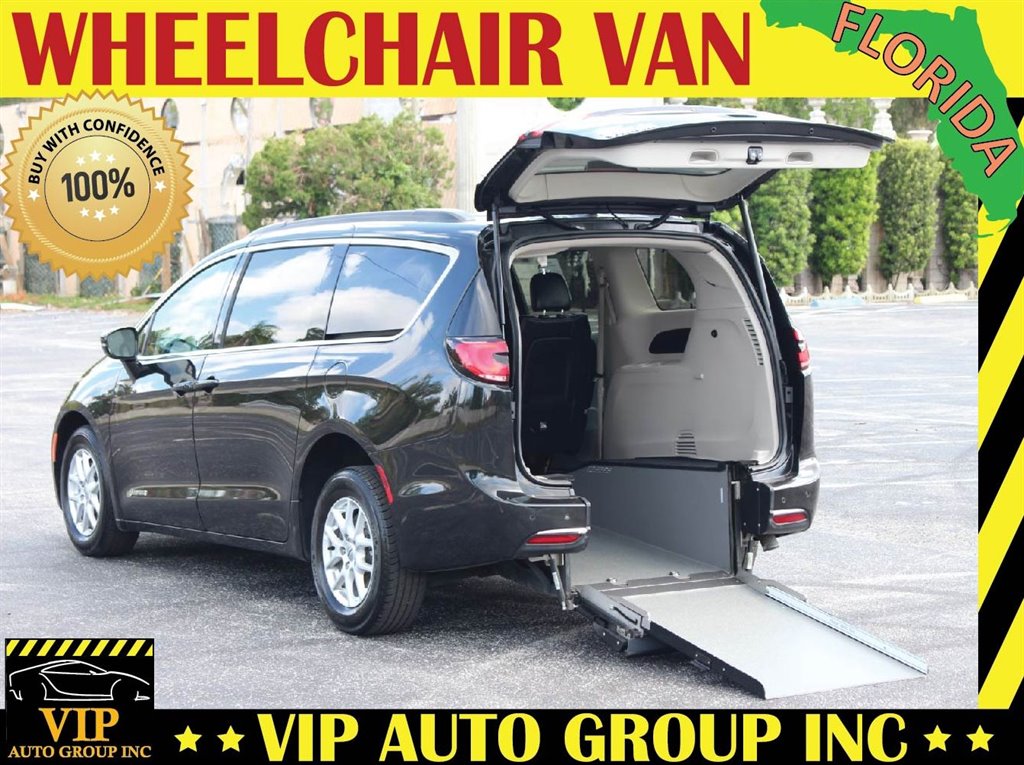 2022 Chrysler Pacifica Touring L's photo