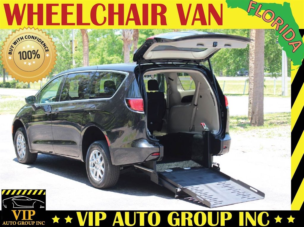 2023 Chrysler Voyager LX's photo