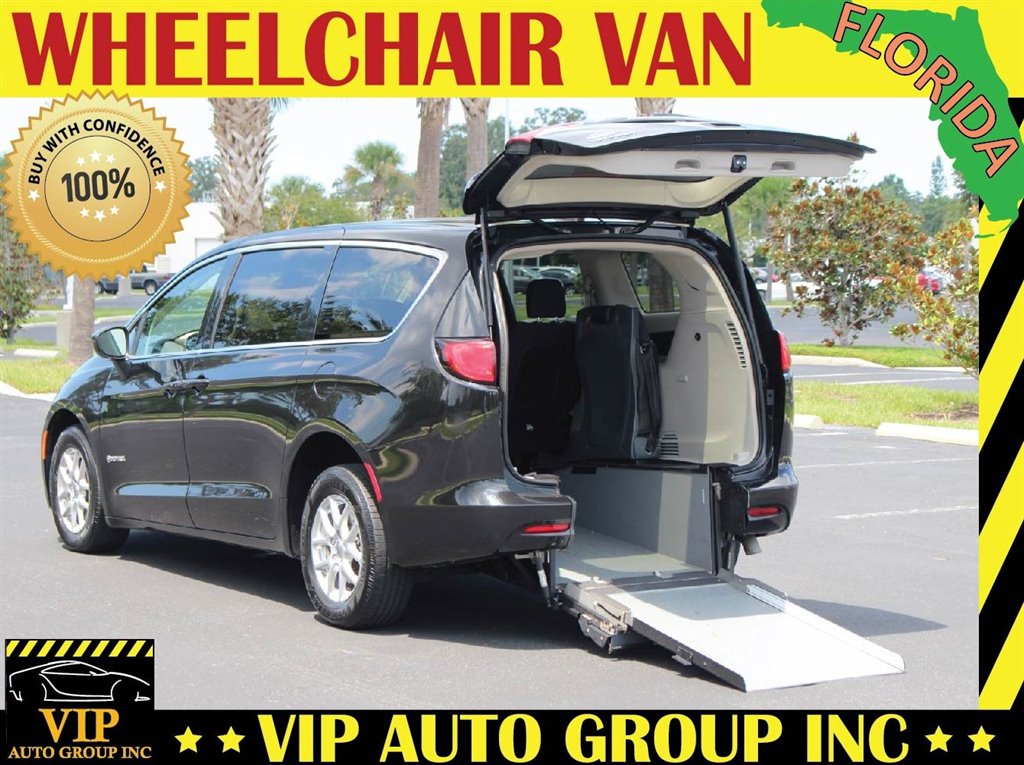 2023 Chrysler Voyager LX's photo