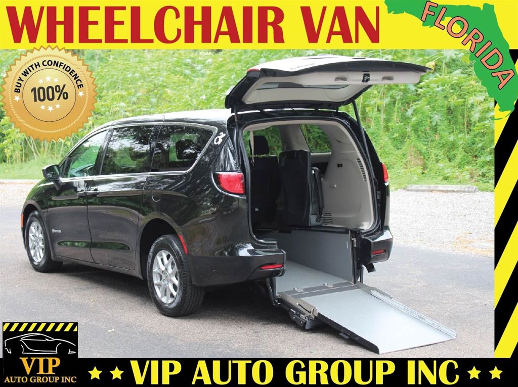 2023 Chrysler Voyager LX's photo